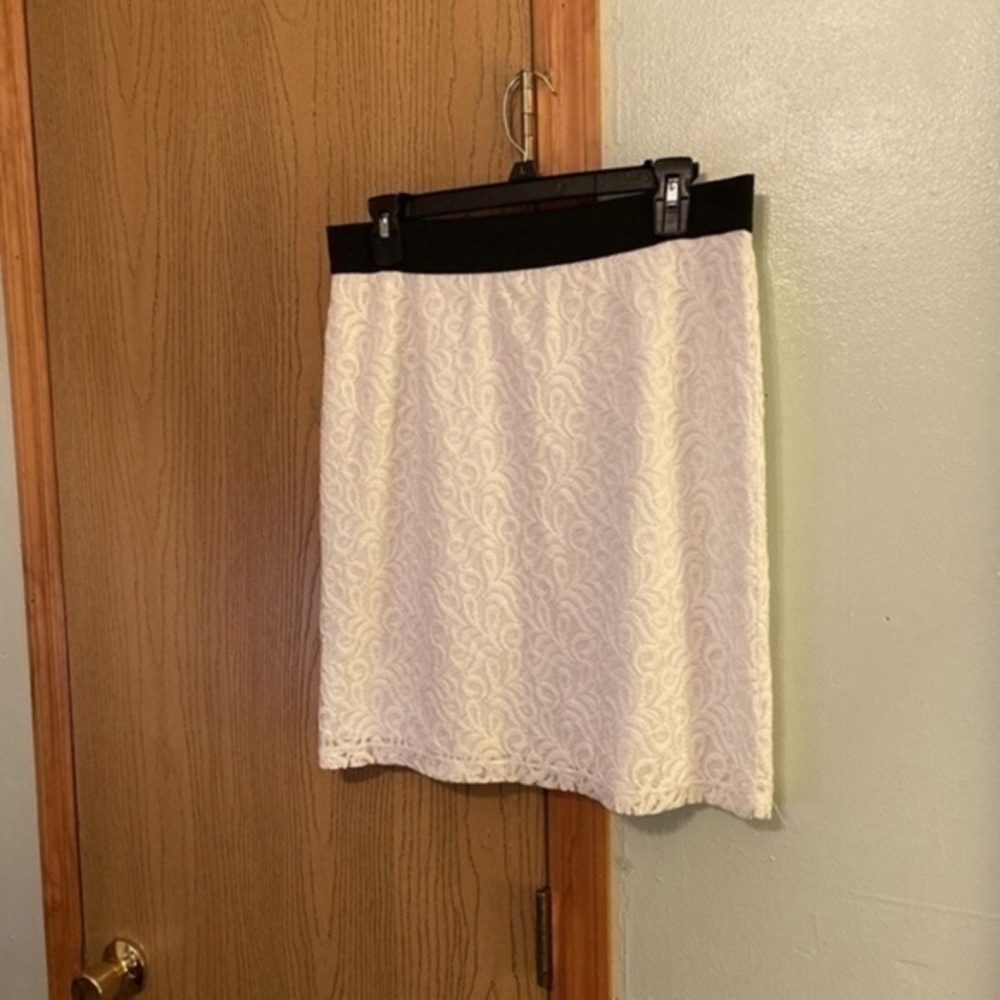 New York & Company Small White w/Geometric Lace Print Knee-Length Pull-On Skirt